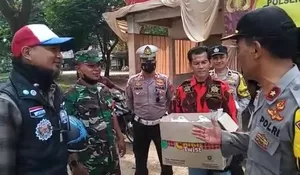 Kaget Disetop Polisi Rumpin, Bikers Ini Malah Dapat Nasi Bungkus Buat Sarapan