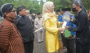 Hardiknas 2023, Bupati Purwakarta Anne Ratna Mustika Kirim Bantuan Bus Sekolah dan Motor Operasional Kepsek