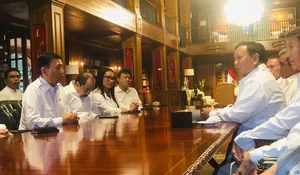 Wiranto Serahkan Eks Kader Partai Hanura kepada Prabowo Subianto 