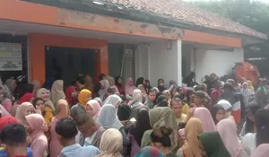 7 Jam Warga Ciampea Antre di Kantor Pos Demi Dapat Bantuan Seekor Ayam dan 10 Telur