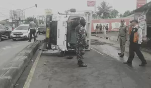 Hilang Kendali, Truk Bermuatan Gas Terguling di Jalan Raya Kemang 