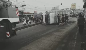 Hilang Kendali, Truk Bermuatan Gas Terguling di Kemang Bogor Bikin Macet 