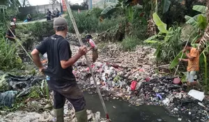 Sampah Drainase Pasar Tekum Bogor Menggunung dan Sebabkan Banjir, Bikin Nggak Nyaman
