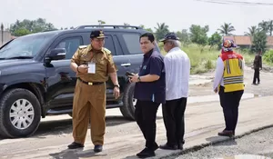 Momen Erick Thohir- Basuki Dampingi Presiden Jokowi Meninjau Jalan di Lampung