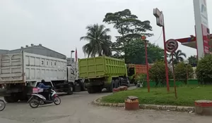 Terhimpit Antrean Truk Tambang, Sopir Angkot Keluhkan Kemacetan Lalu Lintas di Jalan Cicangkal Rumpin