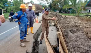 Wakil Ketua DPRD Kaltim Meradang! PSN Pembangunan Pipa Gas Senipah-Balikpapan Rusak Badan Jalan Provinsi