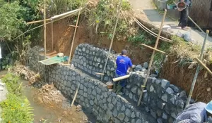 Dana Desa Cair, Pemdes Ciadeg Geber Pembangunan Infrastruktur Mulai dari TPT, Jalan hingga Jembatan 