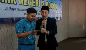 Ulang Tahun Sweet Seventeen, Tiga Siswa SMK di Bogor dapat Hadiah Spesial e-KTP dari  Dedie Rachim