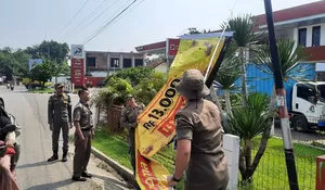 Ganggu Pengendara, Spanduk Rokok tak Berizin di Wilayah Parung Dipreteli