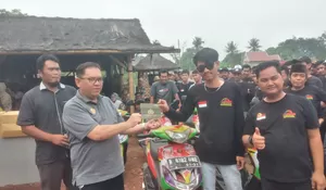 Terpilih Jadi Kades Cikuda, RH Agus Sutisna Bagikan 8 Unit Motor ke Pendukungnya 