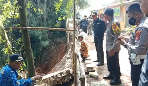 Tebing Jalan Penghubung Kabupaten Bogor dan Tangerang Alami Longsor, Muspika Rumpin Gercep Turun ke Lapangan