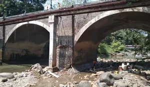 Hati-hati, Kondisi Jembatan Sempur Kian Mengkhawatirkan karena Terus Tergerus Sungai Ciliwung