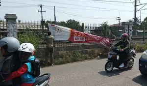 Nggak Bayar Pajak, Puluhan Spanduk dan Baliho Dipreteli Pol PP Bojonggede