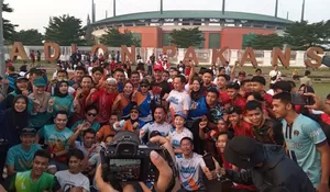 'Tebar Pesona' di Bogor, Bakal Capres PDIP Ganjar Pranowo Lari Pagi Bareng Bima Arya di Stadion Pakansari