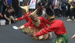 IKM Kenalkan Budaya Minang di Bogor Lewat Helaran HJB, Pakaian Adat hingga Tari Piring