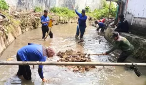 Saluran Cabang Barat Grogol Depok  Dinormalisasi Secara Manual, Ini Hasilnya