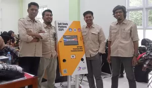 Dosen Teknik Industri Berjalan Kaki 2,5 Jam sambil Pikul Alat Seberat 40 Kilogram di Gorontalo