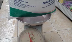 Bulog Ngaku Lalai dan Siap Ganti Kekurangan Beras Bantuan Pemerintah yang Dibagikan ke Warga Desa Cinangka
