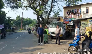Harjamukti Pangkas Pohon Rindang di RW3