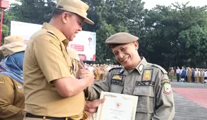 Plt Wali Kota Bekasi Tri Adhianto Beri Apresiasi Pegawai Purnabhakti