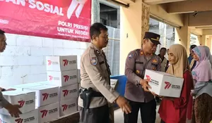 Polsek Beji Berbagi 50 Paket Sembako di Kemirimuka Depok