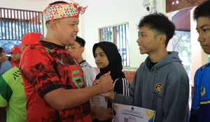 Serahkan Piagam POPDA Jabar, Plt Wali Kota Bekasi Tri Adhianto Apresiasi Atlet Pendulang Medali