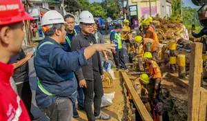 Terima Aduan Warga, Wali Kota Bogor Bima Arya Cek Perbaikan Titik Kebocoran Pipa di Cipaku