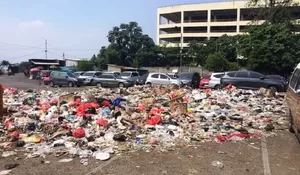 Viral di Medos, Sampah Berserakan dan Bau di Terminal Depok