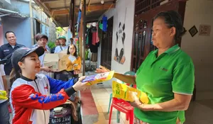 Aksi Tati Sri Hardina di Depok : Dengarkan Curhat Kakek, Bantu Anak Stunting, Sebar 400 Liter Minyak Goreng 