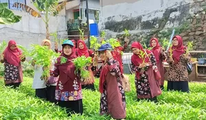 Lihat Kegembiraan Warga RW9 Jatijajar, Panen Belasan Kilo Sayuran di Lokus Proklim