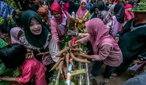 Wujud Syukur Hasil Pertanian Melimpah, Warga Mulyaharja Bogor Gelar Tradisi Sedekah Bumi