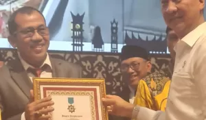 Peduli UMKM, Plt Wali Kota Bekasi Tri Adhianto Sabet Penghargaan Tokoh Penggerak Koperasi Madya