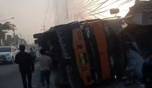 Truk Muatan Hebel Terguling di Purwakarta, Timpa Warga Makan Bubur