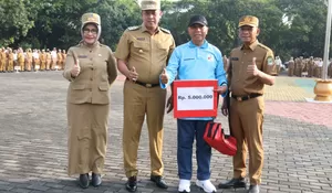 Plt Wali Kota Bekasi Tri Adhianto Lepas Penyintas Stroke yang Gelar Aksi Jalan Kaki ke Yogyakarta-Bandung