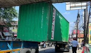 Truk Kontainer Nyangkut di JPO Talang Bogor: Satu Mobil Ringsek, Pengendaranya Terluka