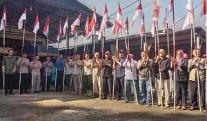 Sambut HUT RI, Pemerintah Desa di Kecamatan Megamendung Bogor Bagikan Ribuan Bendera Merah Putih, Gratis!