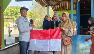 Camat Cijeruk Bagikan Ratusan Bendera Merah Putih kepada Warga 