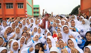 Pupuk Cinta Tanah Air, Tri Adhianto Sampaikan Wawasan Kebangsaan di SMK KBM 1 dan 2 Padurenan