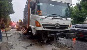 Truk Muatan Galon Tabrak Pembatas Busway di Jaktim, Lalu Lintas Jadi Terhambat