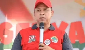 Apes, Wali Kota Bekasi Tri Adhianto Kehilangan Sendal Saat Salat Jumat