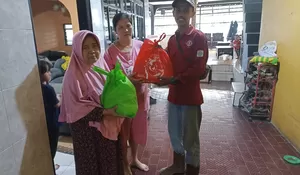 Perhatikan Warga Terdampak, Pelaksana Poyek Stasiun Batutulis Salurkan Bantuan Sembako