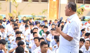 Plt Wali Kota Bekasi Tri Adhianto Sampaikan Wawasan Kebangsaan kepada Pelajar di Mustika Jaya