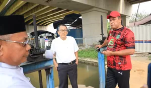 Cek Saluran Irigasi Dekat Tol Margajaya, Plt Wali Kota Bekasi Tri Adhianto Arahkan DBMSDA Lakukan Normalisasi