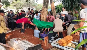 Isak Tangis Pemakaman Sri Widiastuti Korban Pembunuhan yang Dilakukan Anaknya di Depok Pecah