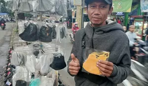 Pedagang Masker di Bandung Ganti Dagangan Jadi Jualan Aksesoris Hingga Tisu
