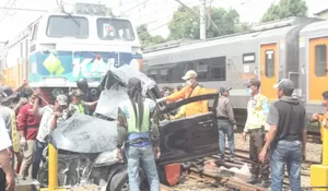 Tertabrak KA Argo Sindoro, Pengemudi Avanza Tewas Terseret 2 Kilometer