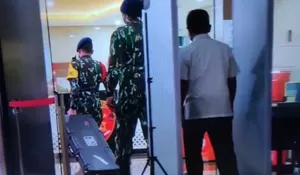 Anggota Brimob Terlihat Bawa Koper ke Bareskrim, Isinya Barang Bukti