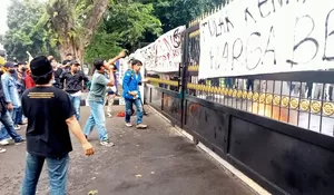 Robohkan Pagar DPRD Kota Bogor saat Aksi, Koordinator Lapangan: Kami Mohon Maaf