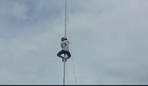 Viral Warga Ciampea Langsung Panjat Tiang Saat Pengibaran Bendera Merah Putih Macet, Lihat Videonya!