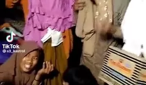 Kocak! Video Pengungsi Pria Pakai Daster Viral di Medsos, Ini Alasannya